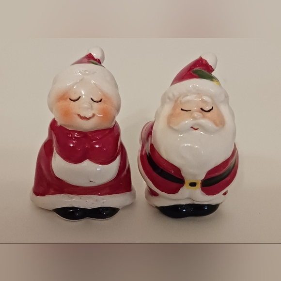 Santa and Mrs. Clause Salt and Pepper Shakers. - Picture 4 of 7